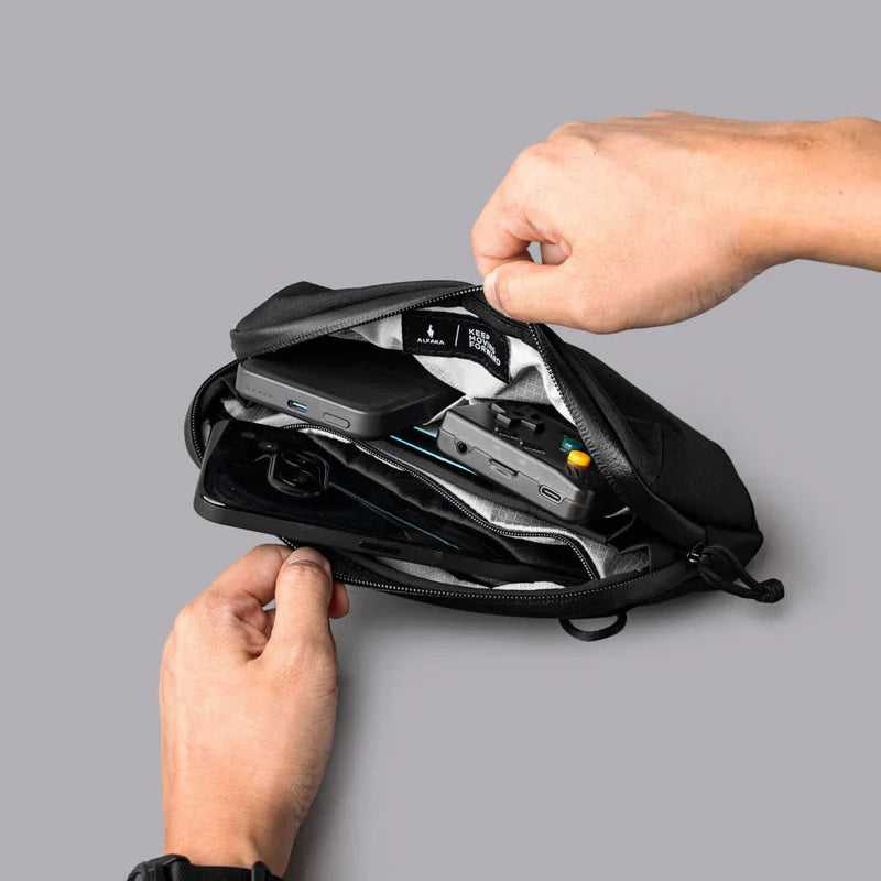 ALPAKA Flight Pouch Pro容量升級與智慧設計,磁吸護照夾層+RFID防盜,旅行收納更高效安全!