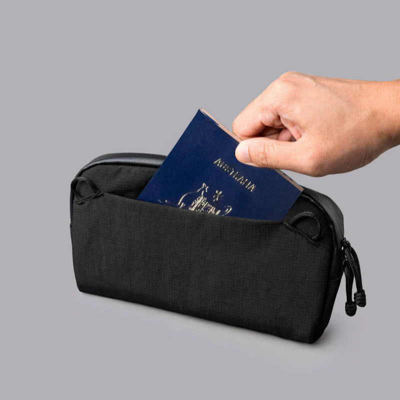 ALPAKA Flight Pouch Pro容量升級與智慧設計,磁吸護照夾層+RFID防盜,旅行收納更高效安全!