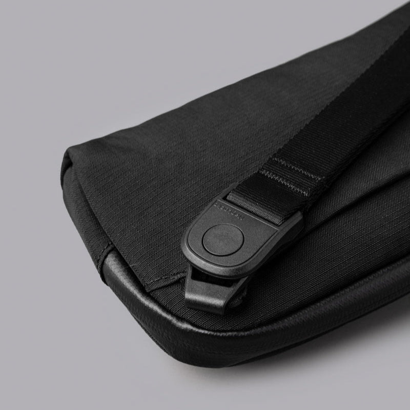 ALPAKA Flight Pouch Pro容量升級與智慧設計,磁吸護照夾層+RFID防盜,旅行收納更高效安全!