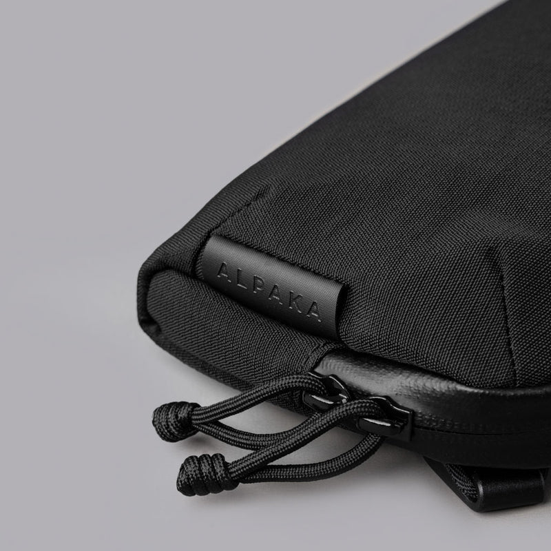 ALPAKA Flight Pouch Pro容量升級與智慧設計,磁吸護照夾層+RFID防盜,旅行收納更高效安全!