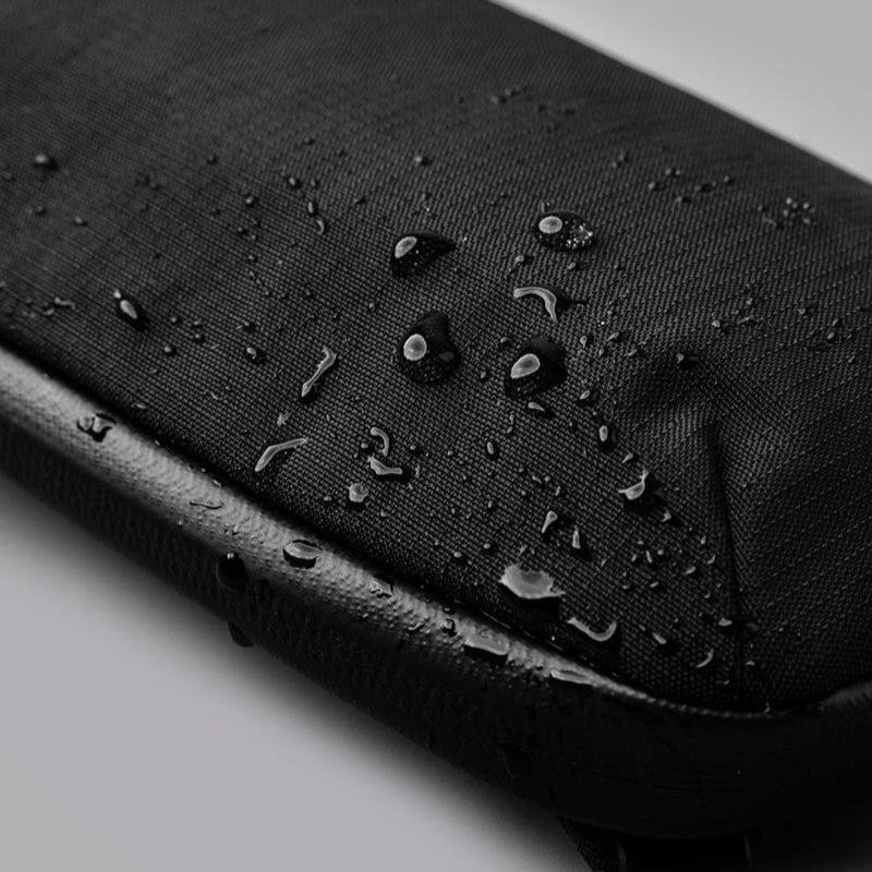 ALPAKA Flight Pouch Pro容量升級與智慧設計,磁吸護照夾層+RFID防盜,旅行收納更高效安全!