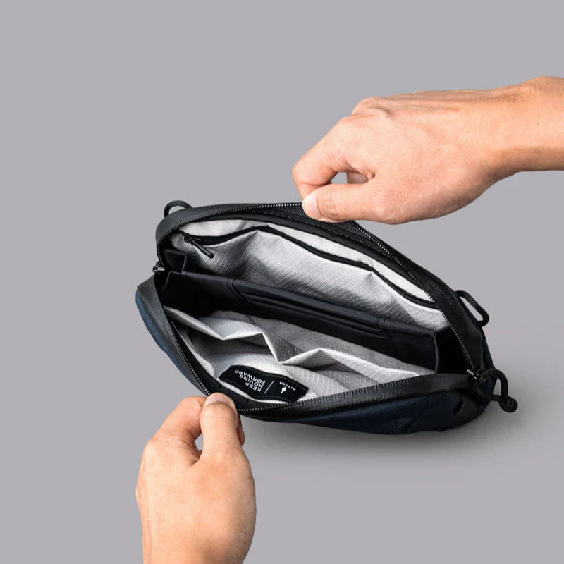 ALPAKA Flight Pouch Pro容量升級與智慧設計,磁吸護照夾層+RFID防盜,旅行收納更高效安全!