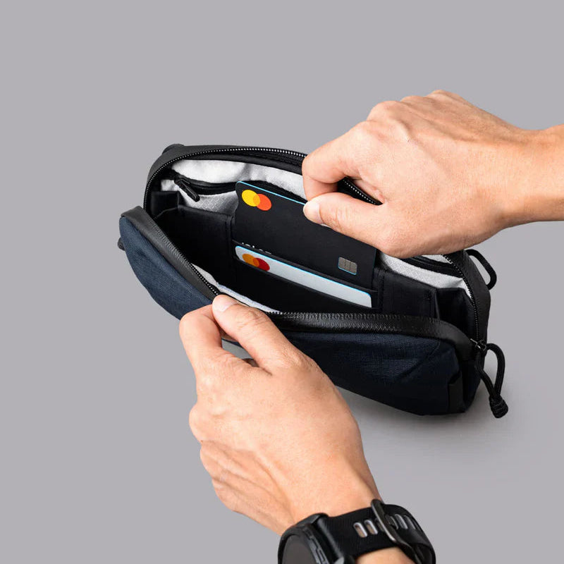 ALPAKA Flight Pouch Pro容量升級與智慧設計,磁吸護照夾層+RFID防盜,旅行收納更高效安全!