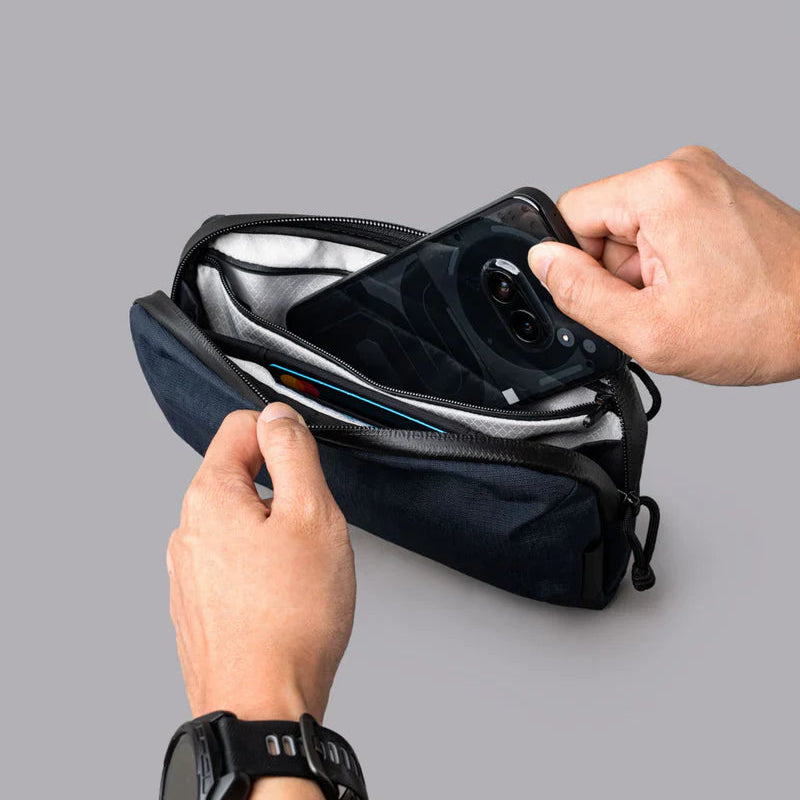 ALPAKA Flight Pouch Pro容量升級與智慧設計,磁吸護照夾層+RFID防盜,旅行收納更高效安全!