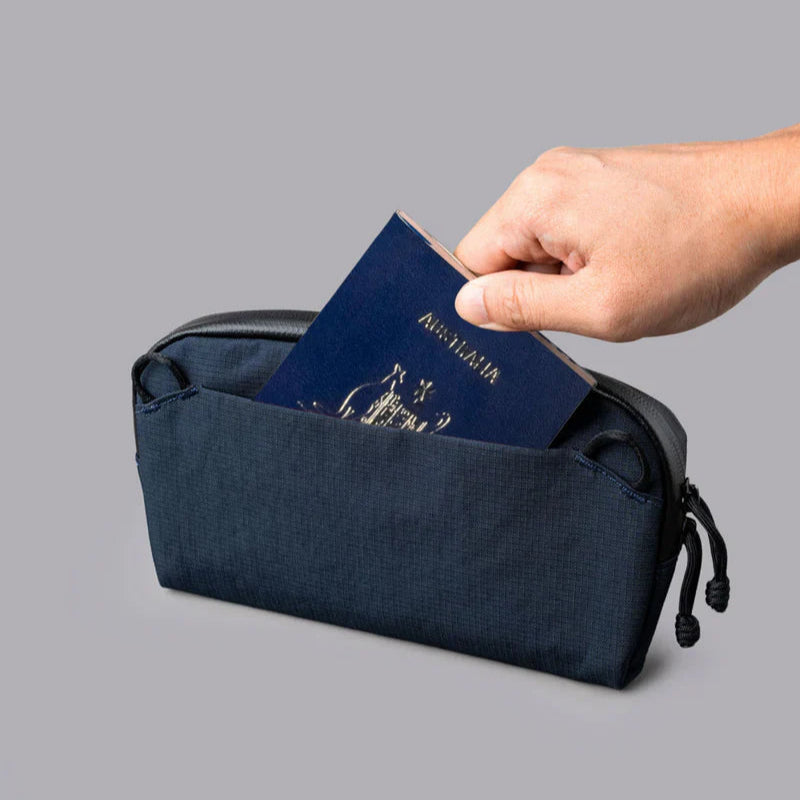 ALPAKA Flight Pouch Pro容量升級與智慧設計,磁吸護照夾層+RFID防盜,旅行收納更高效安全!