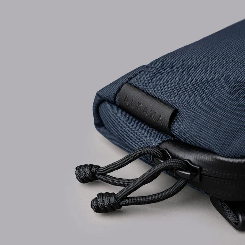 ALPAKA Flight Pouch Pro容量升級與智慧設計,磁吸護照夾層+RFID防盜,旅行收納更高效安全!