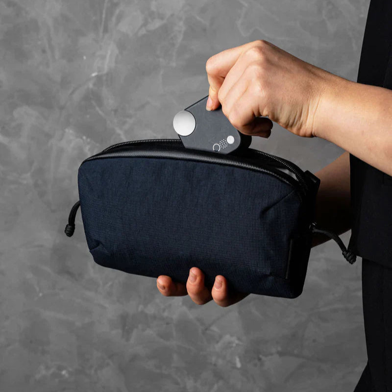 ALPAKA Flight Pouch Pro容量升級與智慧設計,磁吸護照夾層+RFID防盜,旅行收納更高效安全!