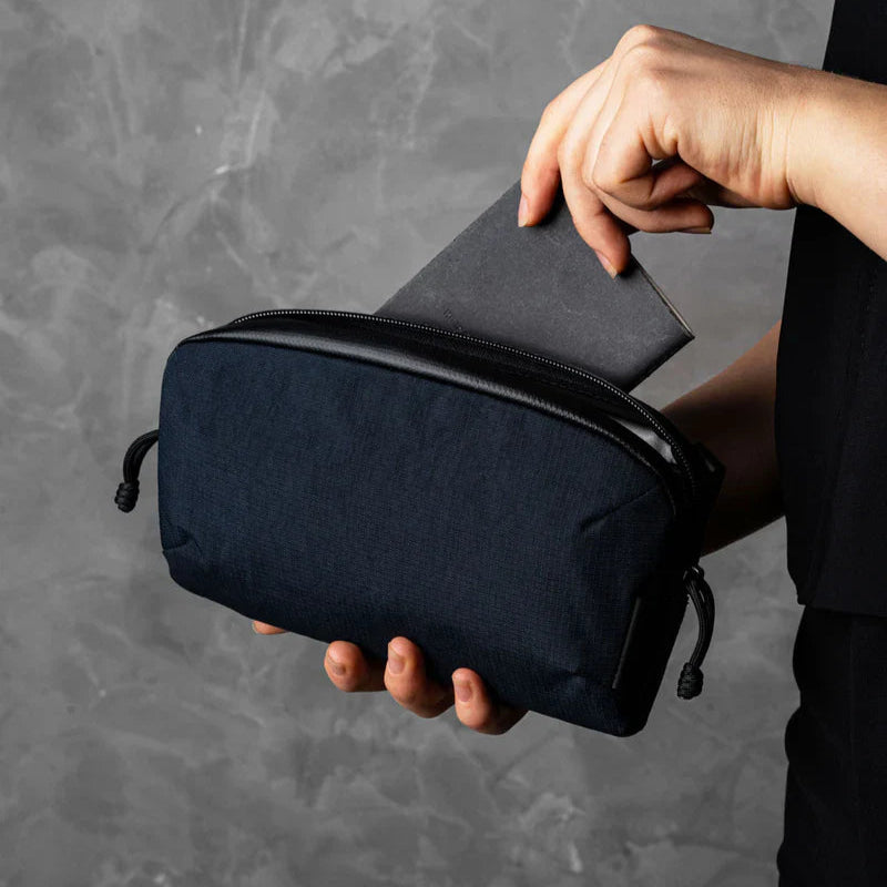 ALPAKA Flight Pouch Pro容量升級與智慧設計,磁吸護照夾層+RFID防盜,旅行收納更高效安全!