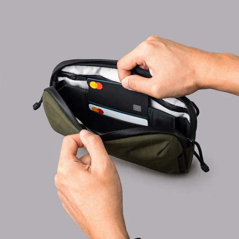 ALPAKA Flight Pouch Pro容量升級與智慧設計,磁吸護照夾層+RFID防盜,防撥水材質,旅行收納更高效安全!