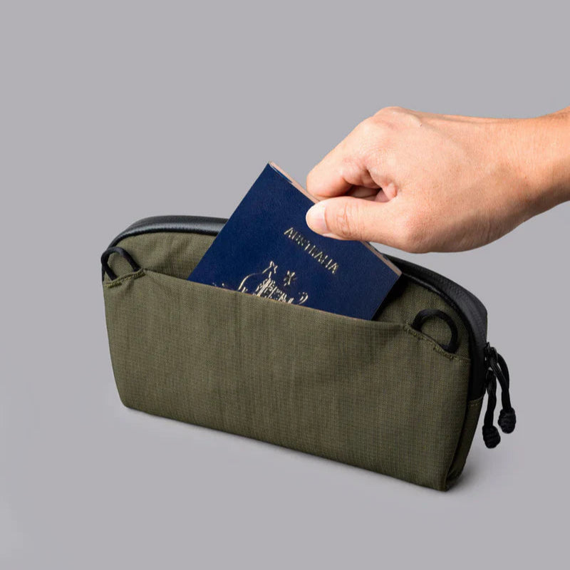 ALPAKA Flight Pouch Pro容量升級與智慧設計,磁吸護照夾層+RFID防盜,防撥水材質,旅行收納更高效安全!