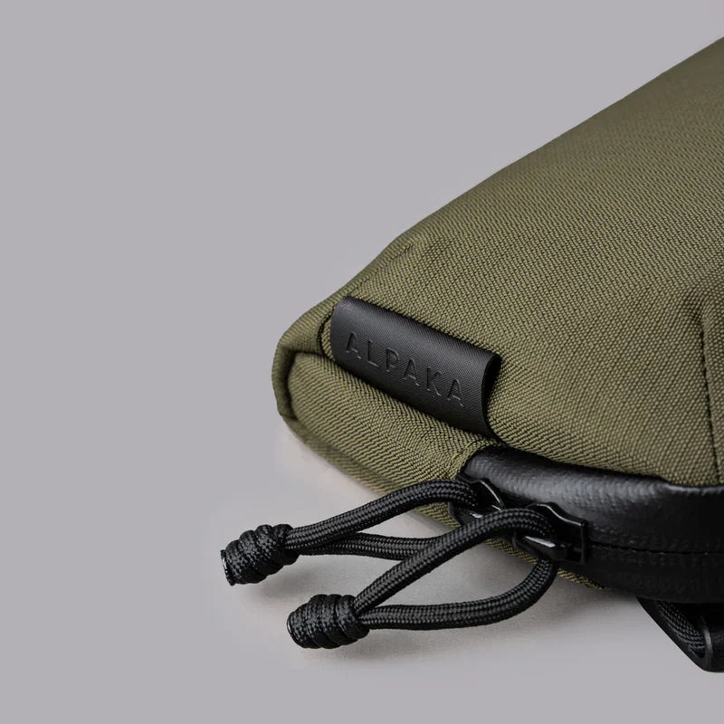 ALPAKA Flight Pouch Pro容量升級與智慧設計,磁吸護照夾層+RFID防盜,防撥水材質,旅行收納更高效安全!