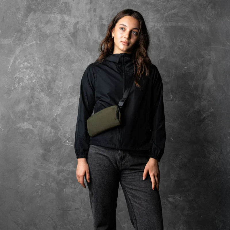 ALPAKA Flight Pouch Pro容量升級與智慧設計,磁吸護照夾層+RFID防盜,防撥水材質,旅行收納更高效安全!