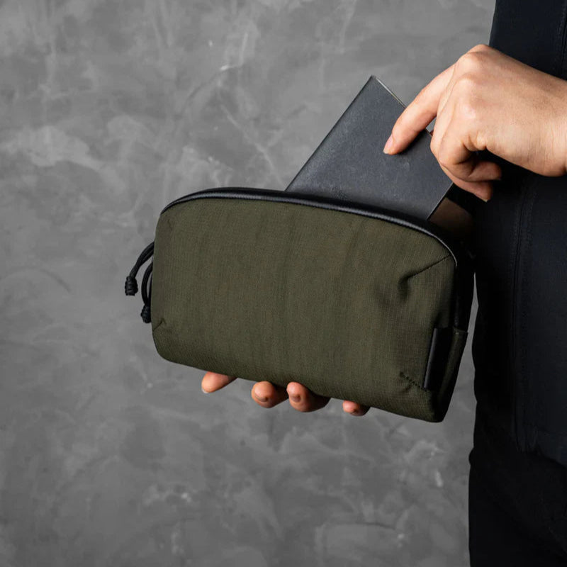 ALPAKA Flight Pouch Pro容量升級與智慧設計,磁吸護照夾層+RFID防盜,防撥水材質,旅行收納更高效安全!