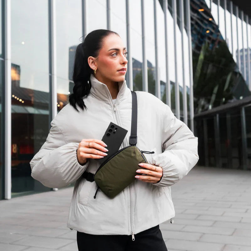 ALPAKA Flight Pouch Pro容量升級與智慧設計,磁吸護照夾層+RFID防盜,防撥水材質,旅行收納更高效安全!