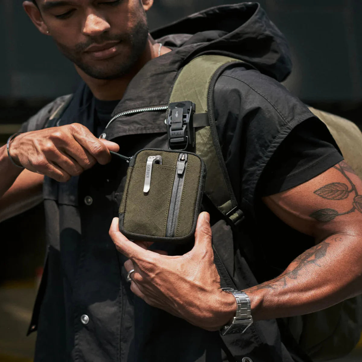 模組化設計:與 HUB 系統無縫兼容,可輕鬆固定於背包、腰帶等多個位置。