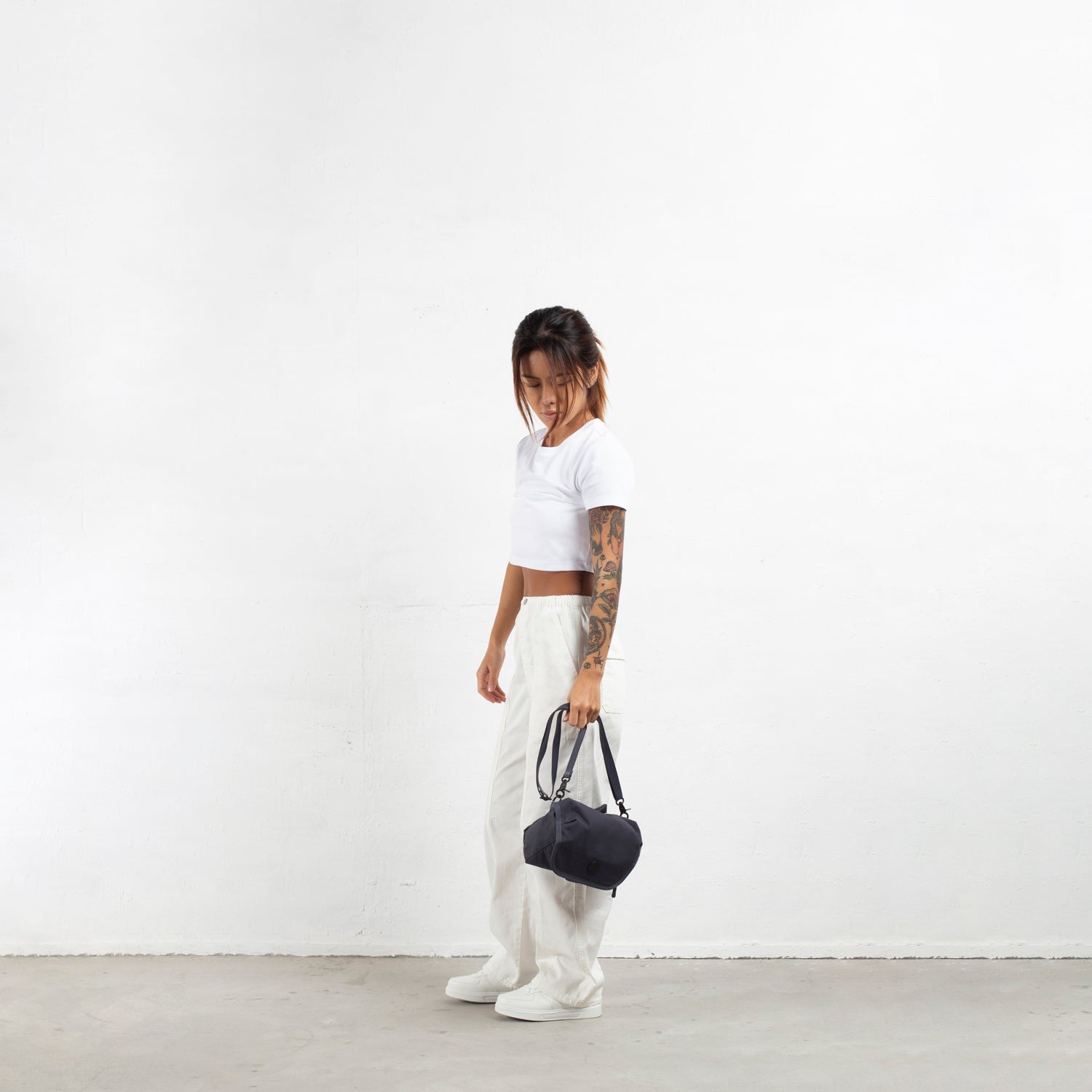 手提MORAL Northside Bostin郵差包(小),展現多元背法。包款設計簡約時尚,適合日常外出使用。