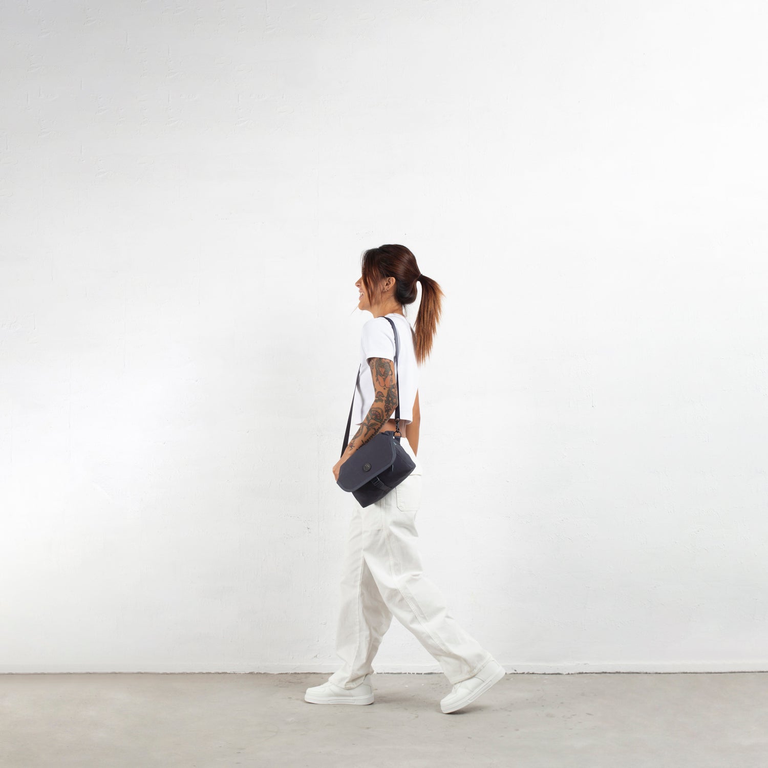 模特側背MORAL Northside Bostin郵差包(小) 詭密黑,展現休閒輕盈造型。包款時尚實用,適合日常出門搭配。