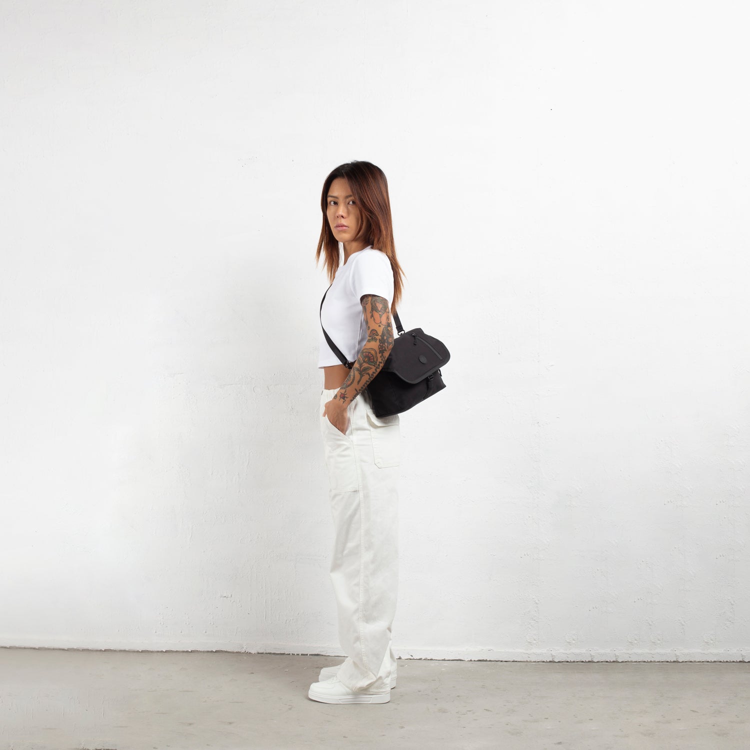 MORAL Northside Bostin 郵差包(中)經典黑色款,展現簡約俐落造型。適合日常外出與休閒穿搭。