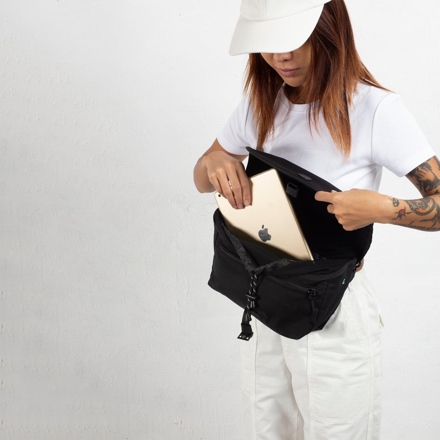 MORAL Northside Bostin 郵差包(中)經典黑色款,可輕鬆收納11吋平板電腦。實用設計適合日常通勤與外出。