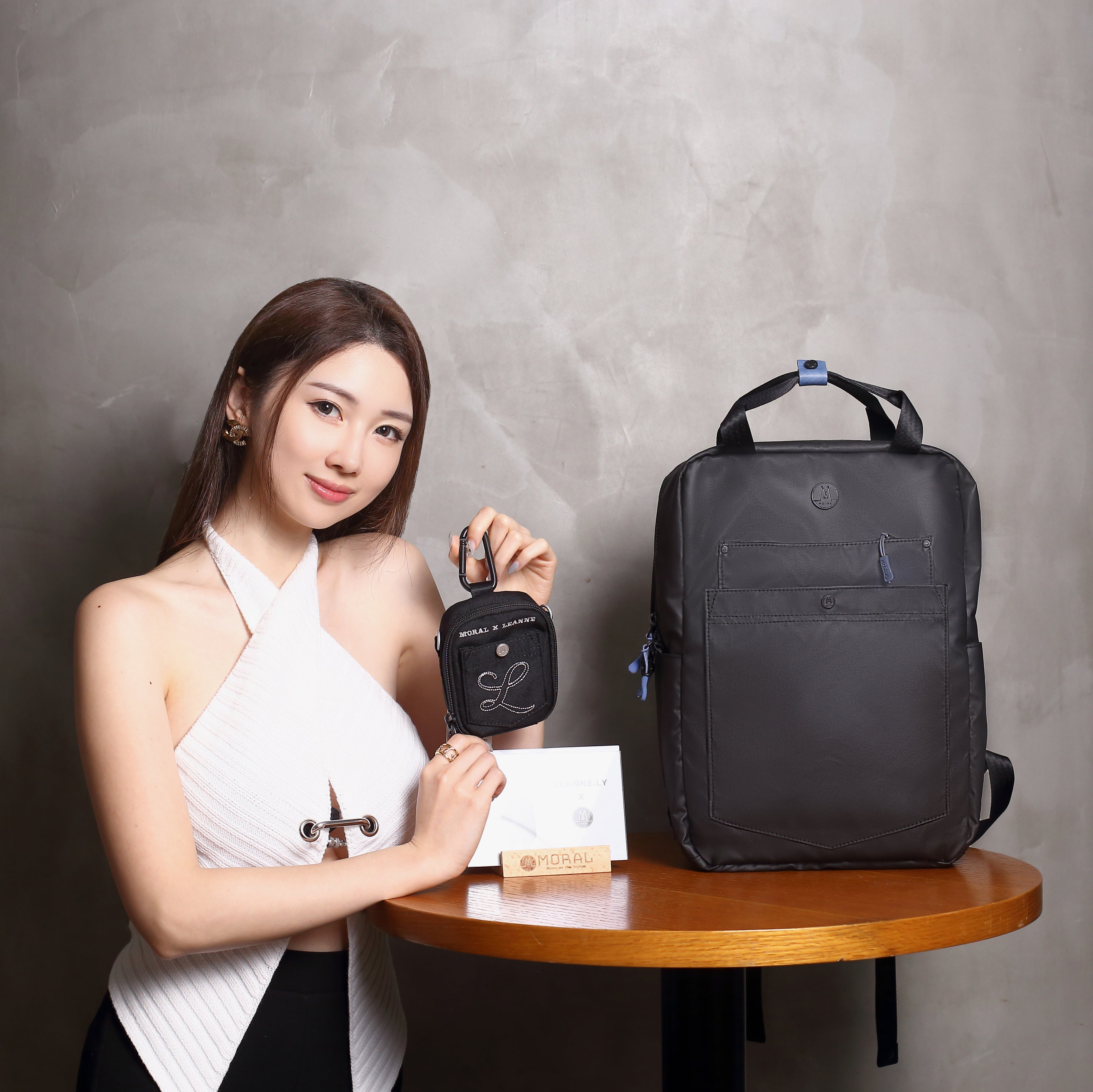 Moral x Leanne.LY Budd Gizza 背包 呈現經典黑色外型與品牌標誌細節。包身結構俐落,展現時尚與實用兼備的設計感。