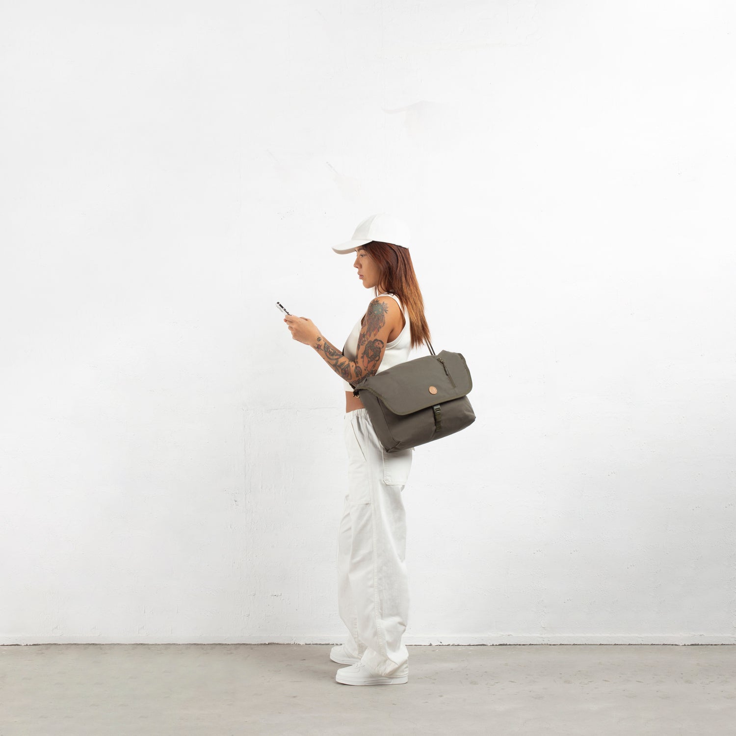 MORAL Northside Bostin 郵差包(大)展現個性休閒穿搭。此包款容量大且設計時尚,適合日常外出使用。