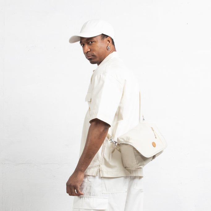 MORAL Northside Bostin 郵差包(中)以米白色設計,展現極簡時尚風格。模特側背包款,實用與造型兼具。