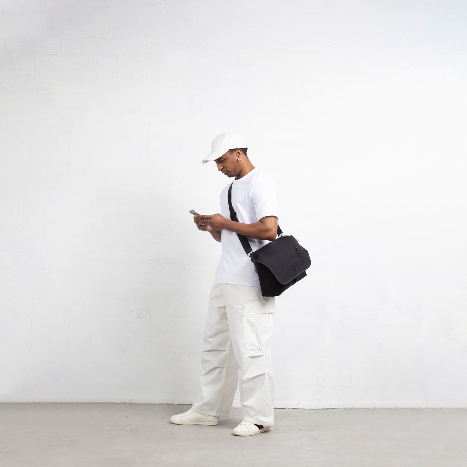 MORAL Northside Bostin 郵差包(大)詭密黑款,展現休閒時尚風格。此包款外型俐落,適合日常通勤或休閒穿搭。