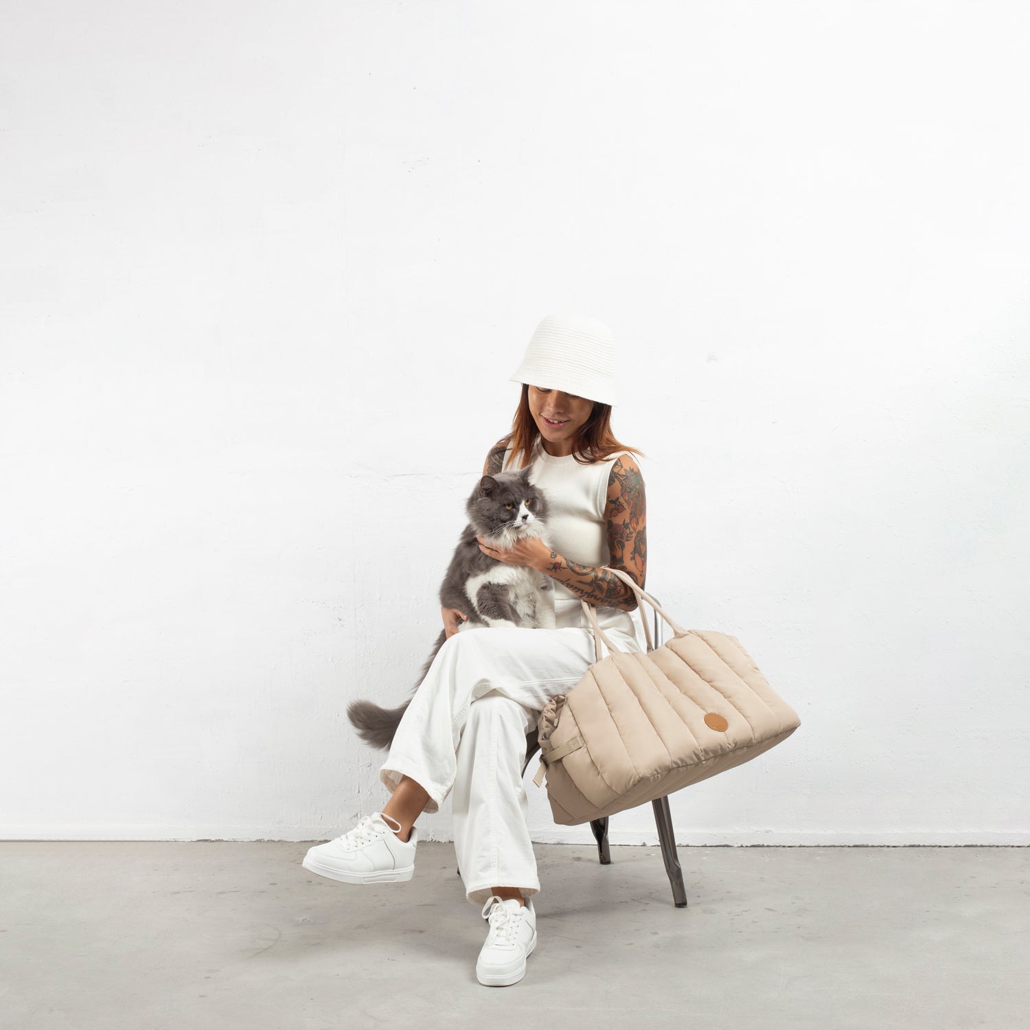 Moral CHAPEL寵物床奶油白色款,側面擺放展現立體壓紋與品牌皮標。設計簡約時尚,兼具攜帶與居家使用功能。