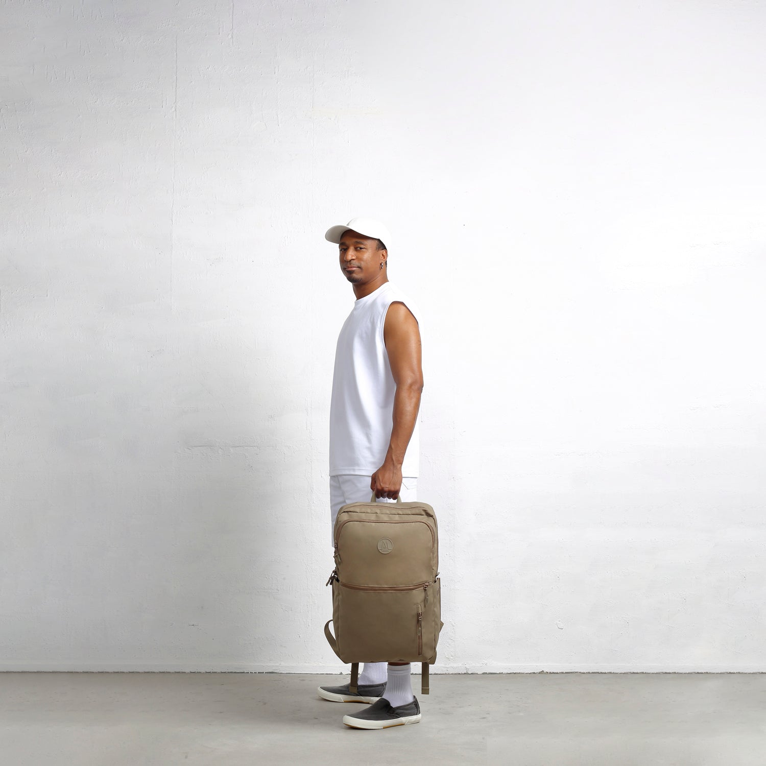 MORAL Cecil Trackies 可生物降解背包,沙色外觀搭配品牌標誌。設計簡約,適合日常攜帶與環保需求。