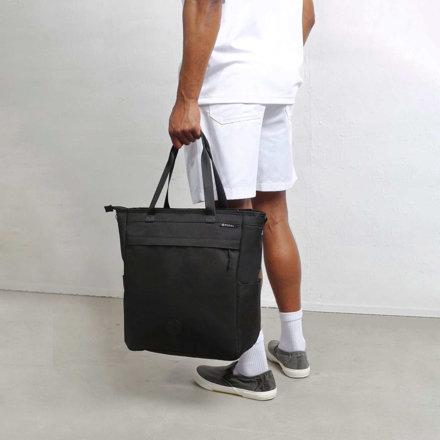 MORAL Rochester 單肩後背兩用包,外觀簡約俐落且容量充足。包款設計適合日常通勤與多元用途