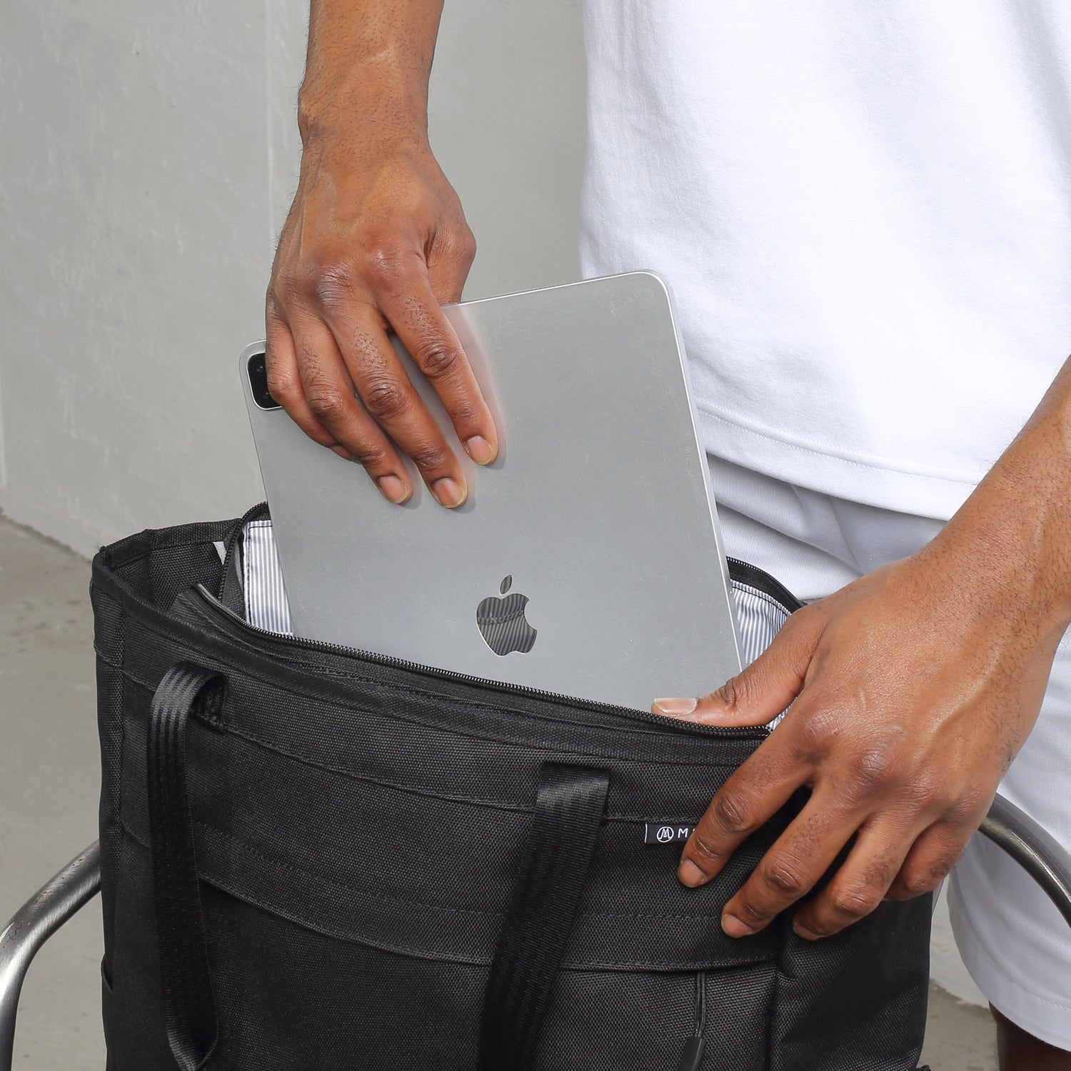 MORAL Rochester 單肩後背兩用包,內部空間寬敞可收納平板電腦。包款設計實用,適合日常通勤及多功能需求。