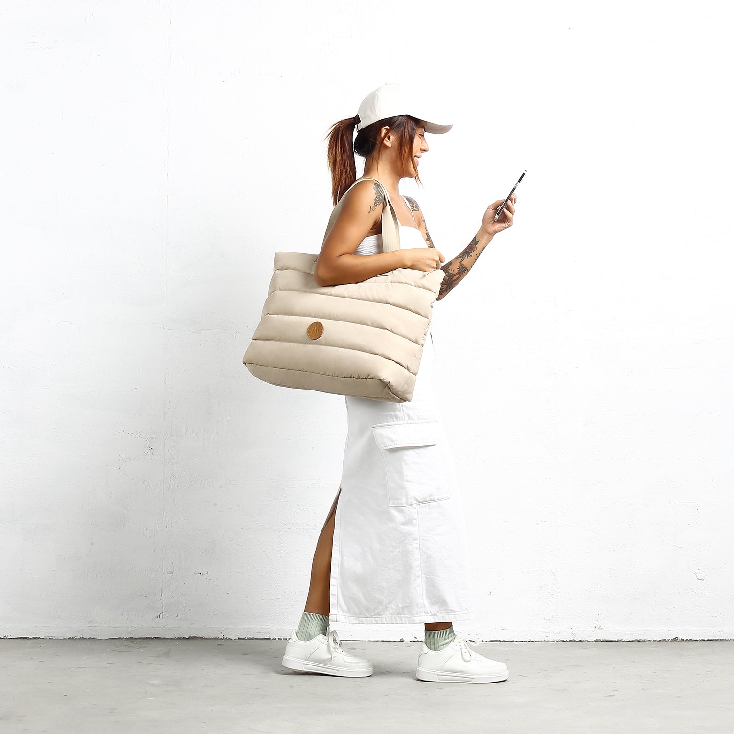 Moral Chapel 托特包(特大),米色設計,輕盈大容量,方便日常通勤與外出使用。