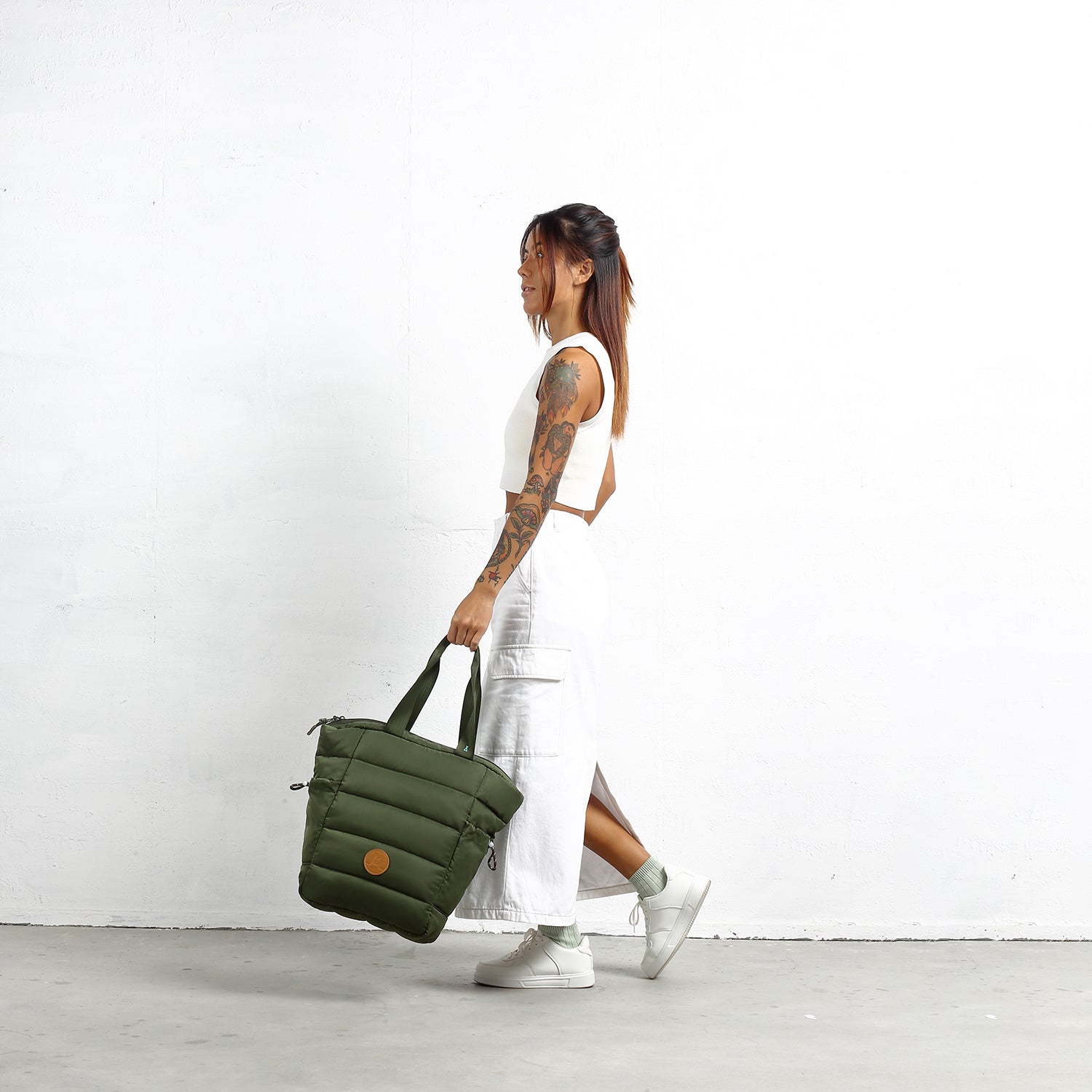 MORAL Chapel 托特背包軍綠色款,採用橫紋車縫設計與品牌皮革標誌。包包配有寬大雙提把,展現簡約風格。