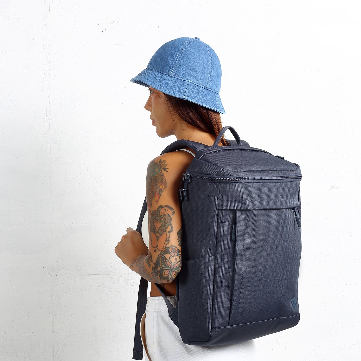 Moral Rochester Yakka 背包模特背負展示,輕便設計,適合長時間攜帶