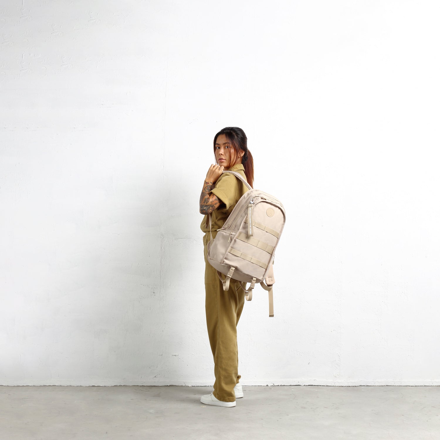 MORAL Napier Poser 運動背包大碼杏白色,外觀設有多條織帶與品牌標誌。包身容量大,適合日常與戶外攜帶