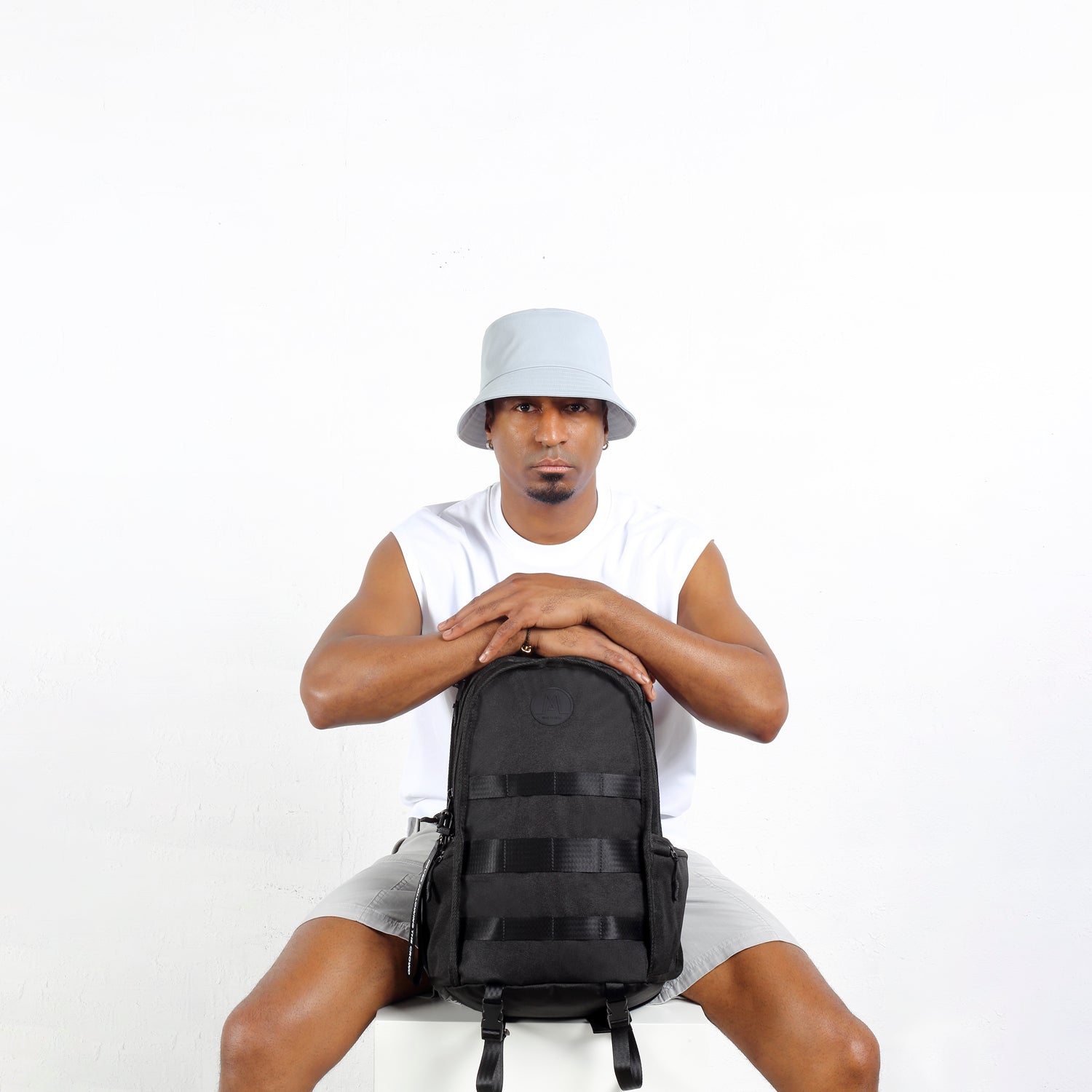 MORAL Napier Poser 運動背包中碼黑色,正面設有品牌標誌與多條功能織帶。外型簡約,適合日常通勤與運動使用。