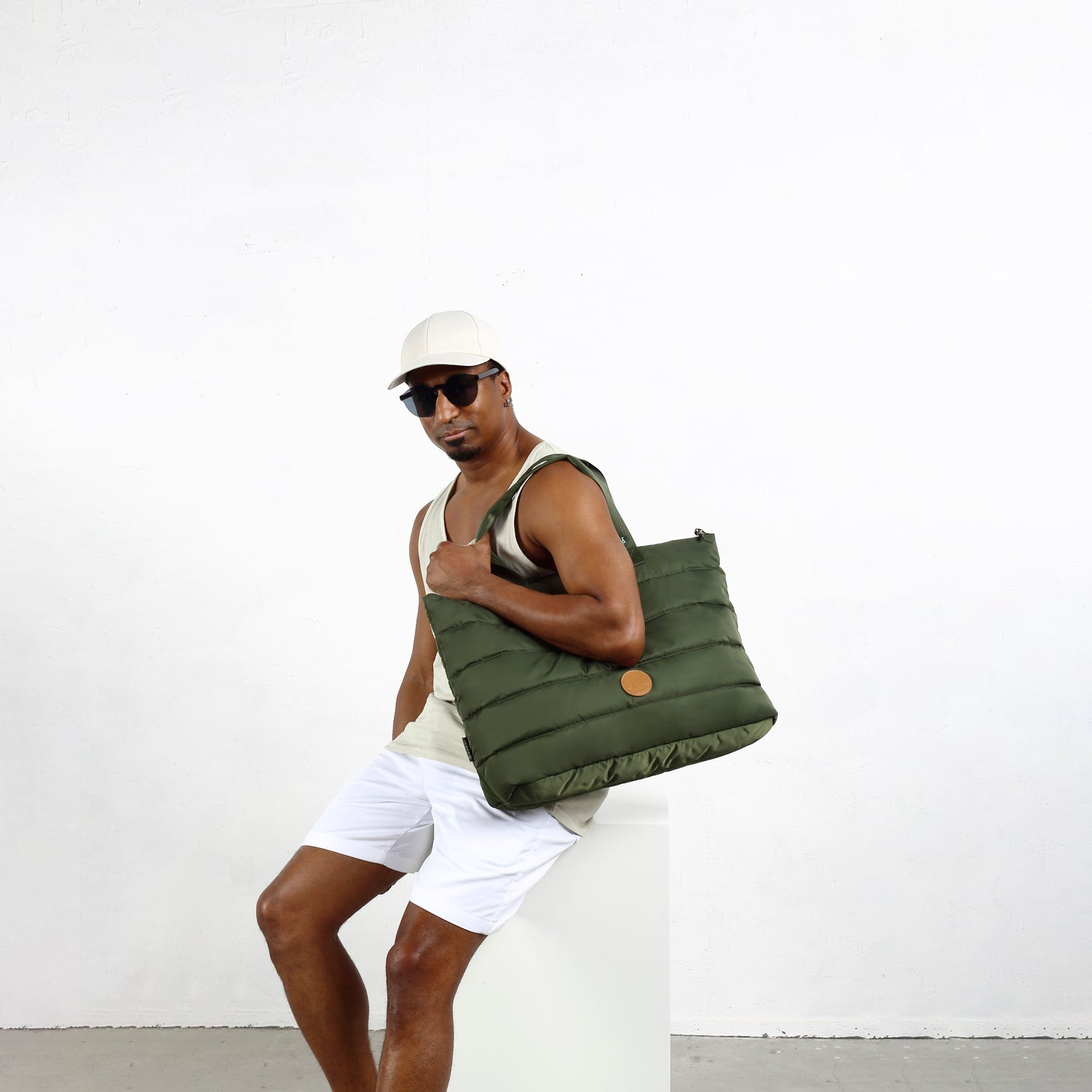 Moral Chapel 托特包(特大),軍綠色雲朵布料,配有品牌標誌,外型休閒百搭。