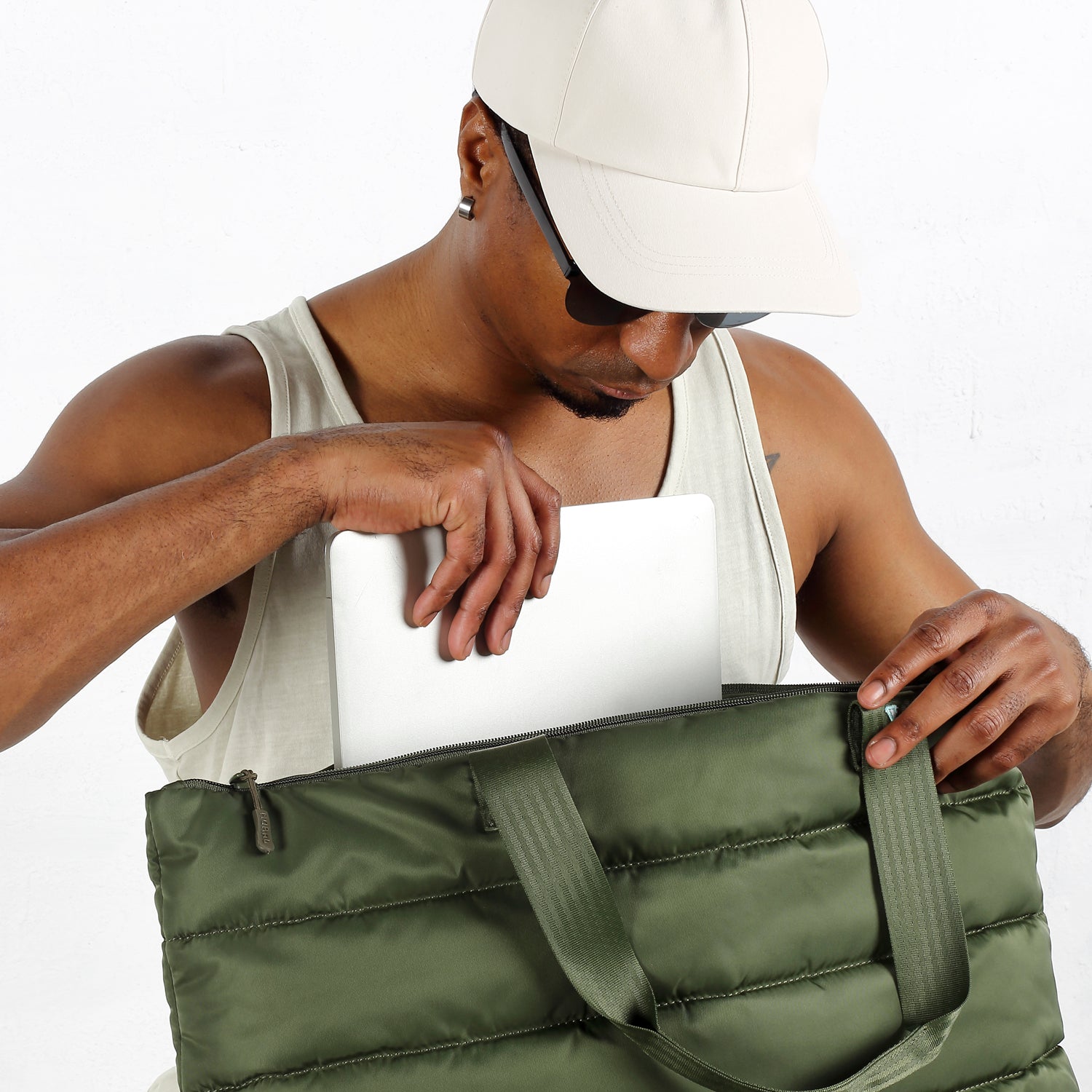 Moral Chapel 托特包(特大),軍綠色內層可收納平板電腦,適合通勤或工作使用。