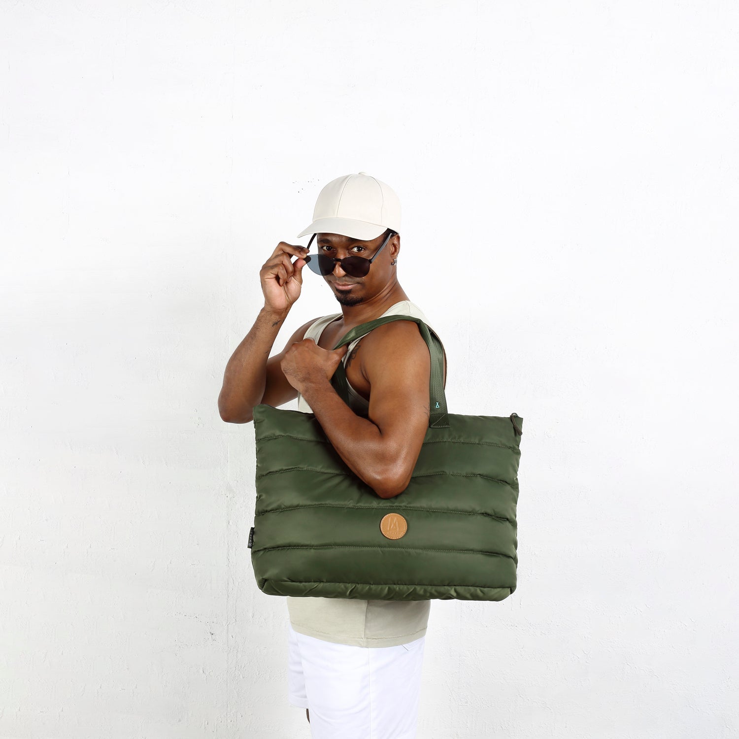 Moral Chapel 托特包(特大),軍綠色設計,寬大肩帶,適合日常與旅行攜帶。