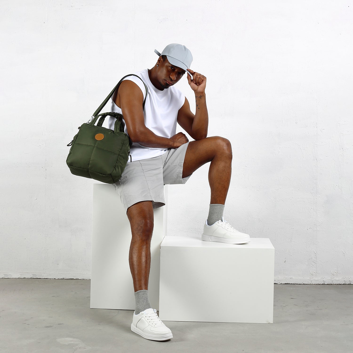 MORAL Chapel 方型單肩包(中)軍綠色,立體格紋設計搭配品牌皮革標誌。包款配有可調式肩背帶與雙提把,造型簡約時尚。