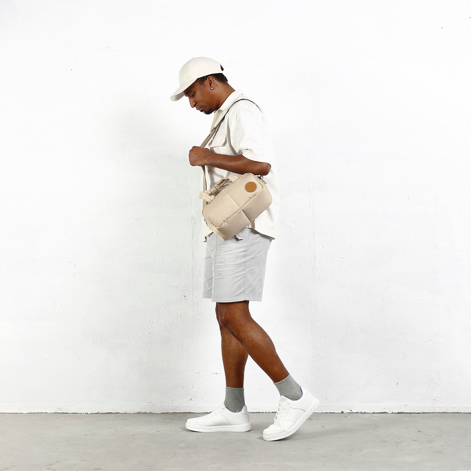 Moral Chapel側背包,奶油白色款,俐落圓筒造型,外觀簡約時尚,適合日常或休閒搭配。
