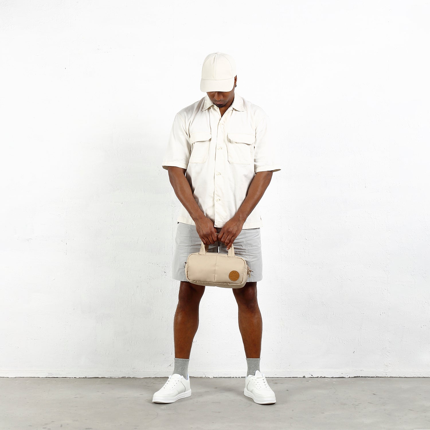 Moral Chapel側背包,奶油白色手提展示,包身立體有型,附品牌LOGO標章,攜帶輕便。