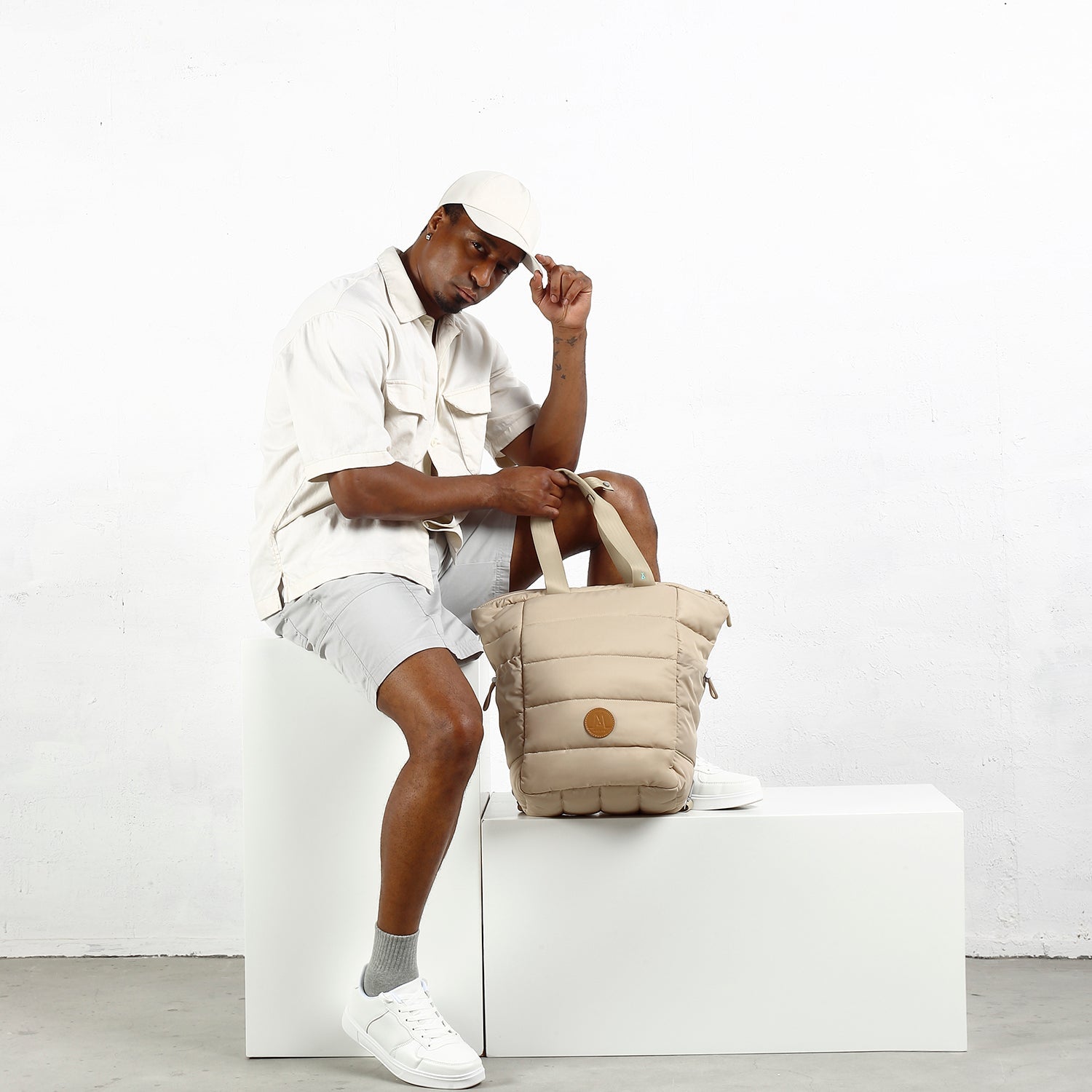 MORAL Chapel 托特背包米色款,採用橫紋車縫與品牌皮革標誌設計。包包配有寬大雙提把,實用且時尚。