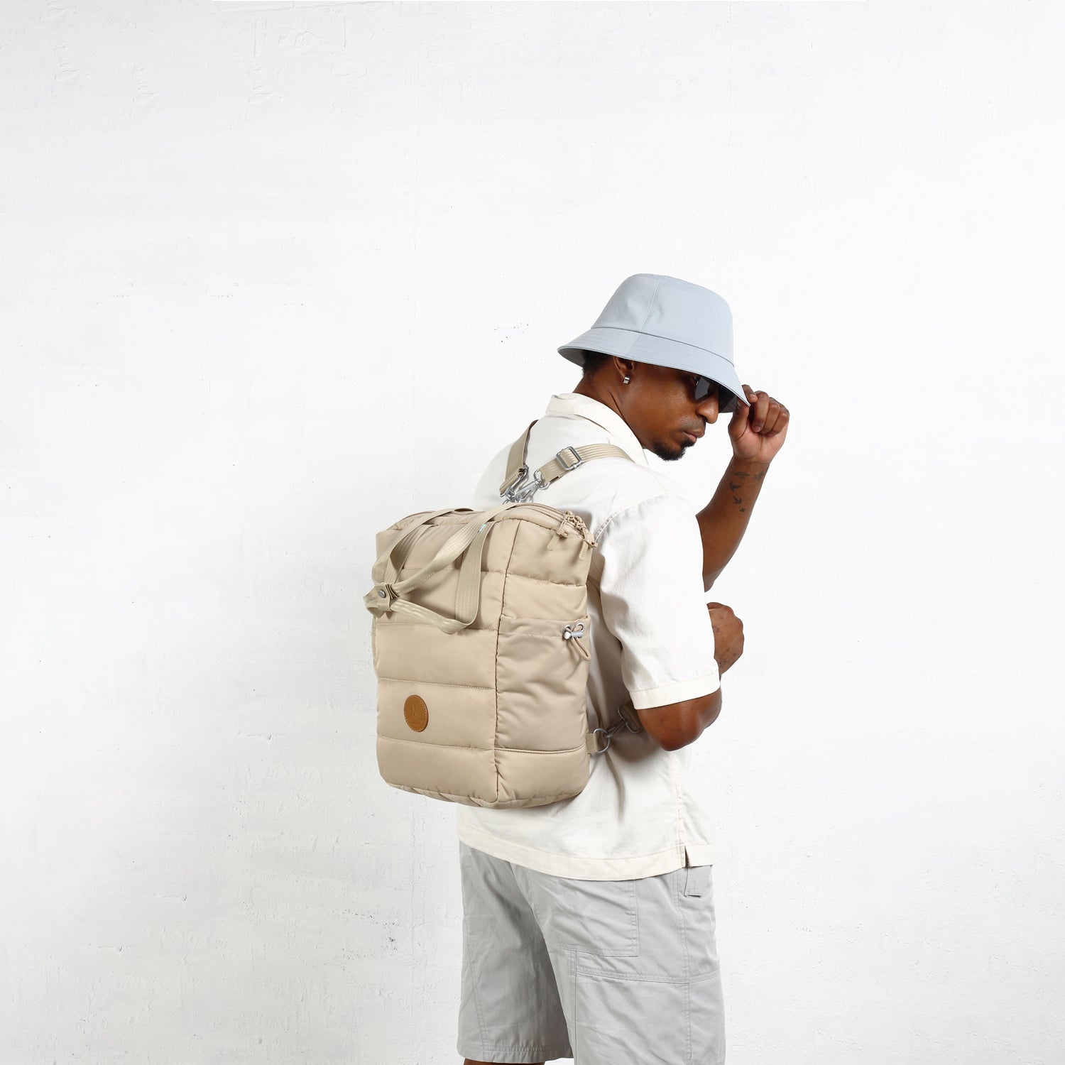 MORAL Chapel 托特背包米色款,背部配有可調式肩背帶設計。包身採用橫紋車縫與品牌皮革標誌,兼具實用與時尚感。