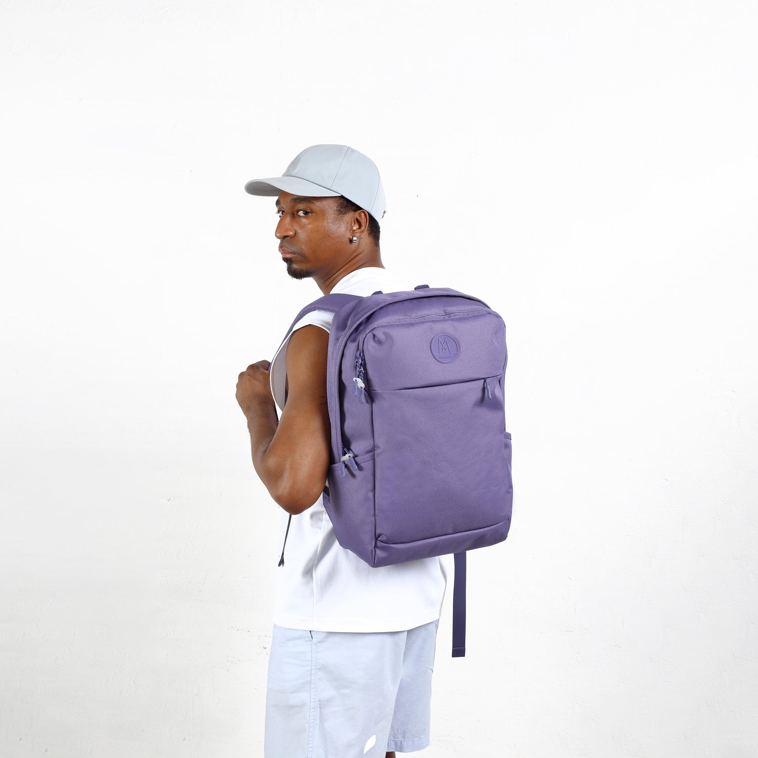 Moral Nova Straya 背包 Woodland 紫蒼鷺色款 模特展示,適合日常通勤與休閒穿搭