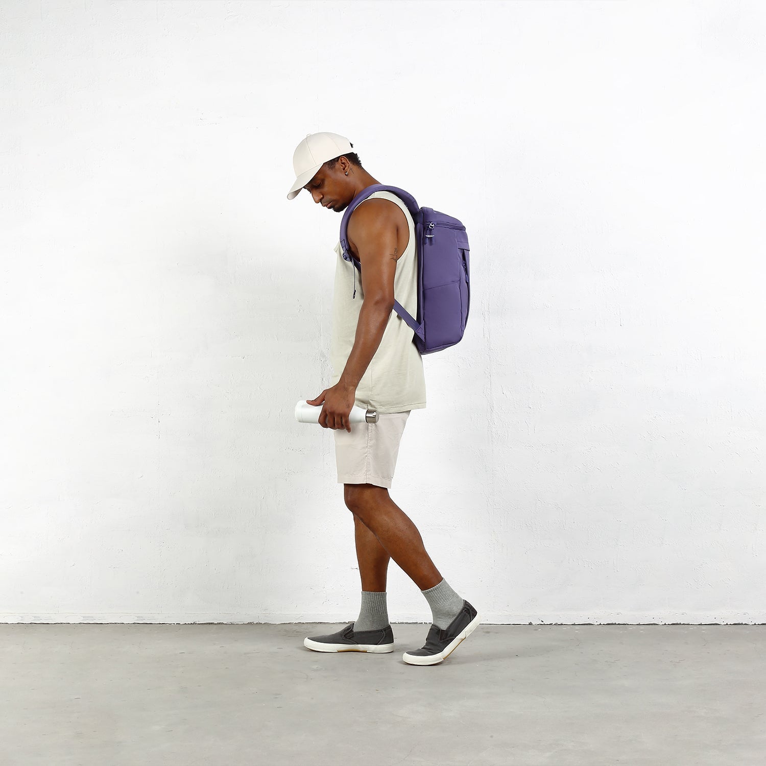 Moral Rochester Yakka 背包 Woodland,極簡俐落外型。設有多功能拉鍊口袋與頂部提把,兼具時尚與實用性。