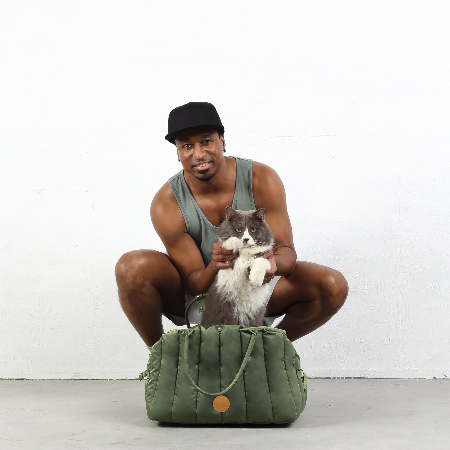 Moral CHAPEL寵物床墨綠色款,展現立體壓紋與品牌皮標設計。適合貓咪或小型犬使用,兼具舒適與時尚感。