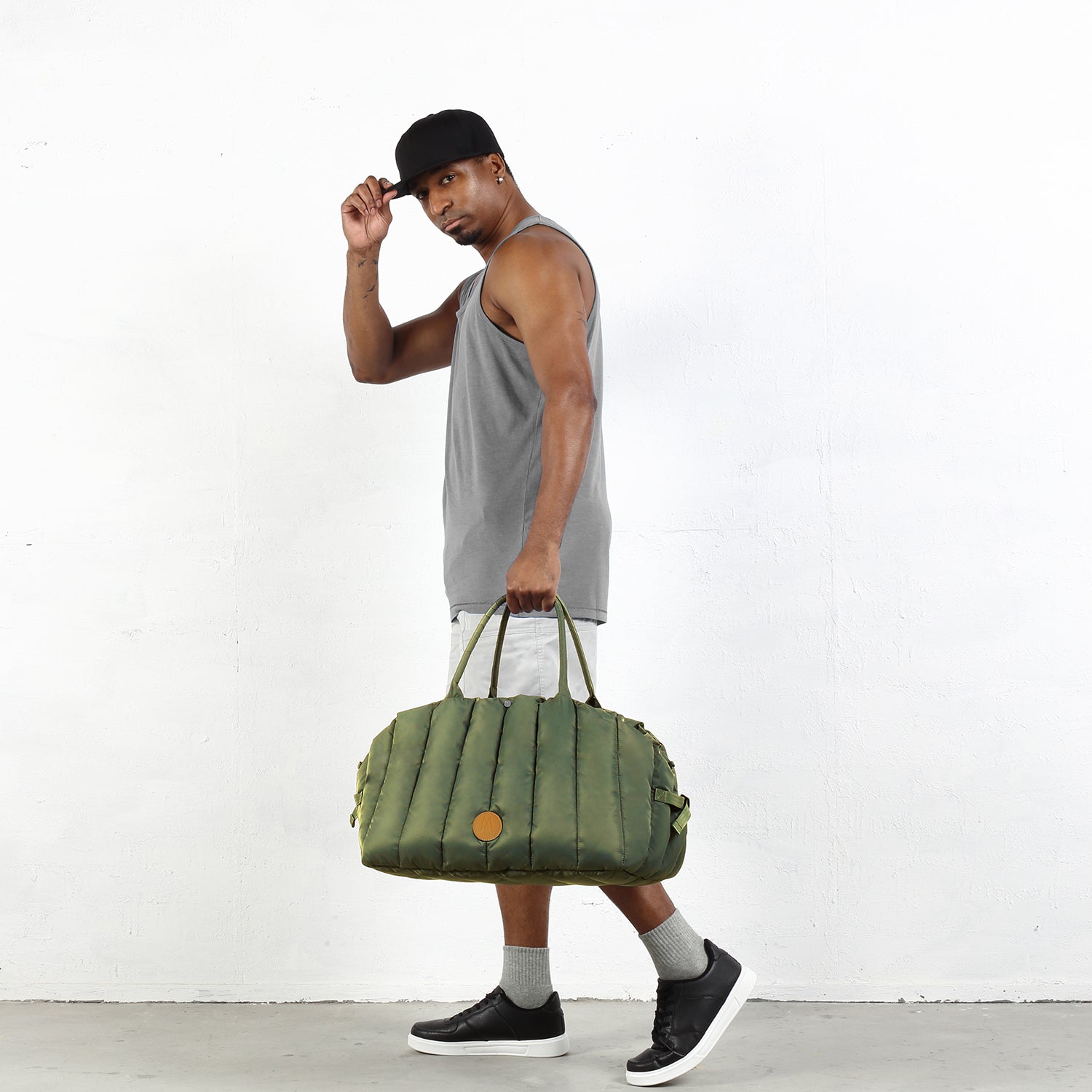 Moral CHAPEL寵物床墨綠色款,展示手提攜帶方式與品牌皮標。外型輕巧時尚,適合外出與日常使用。