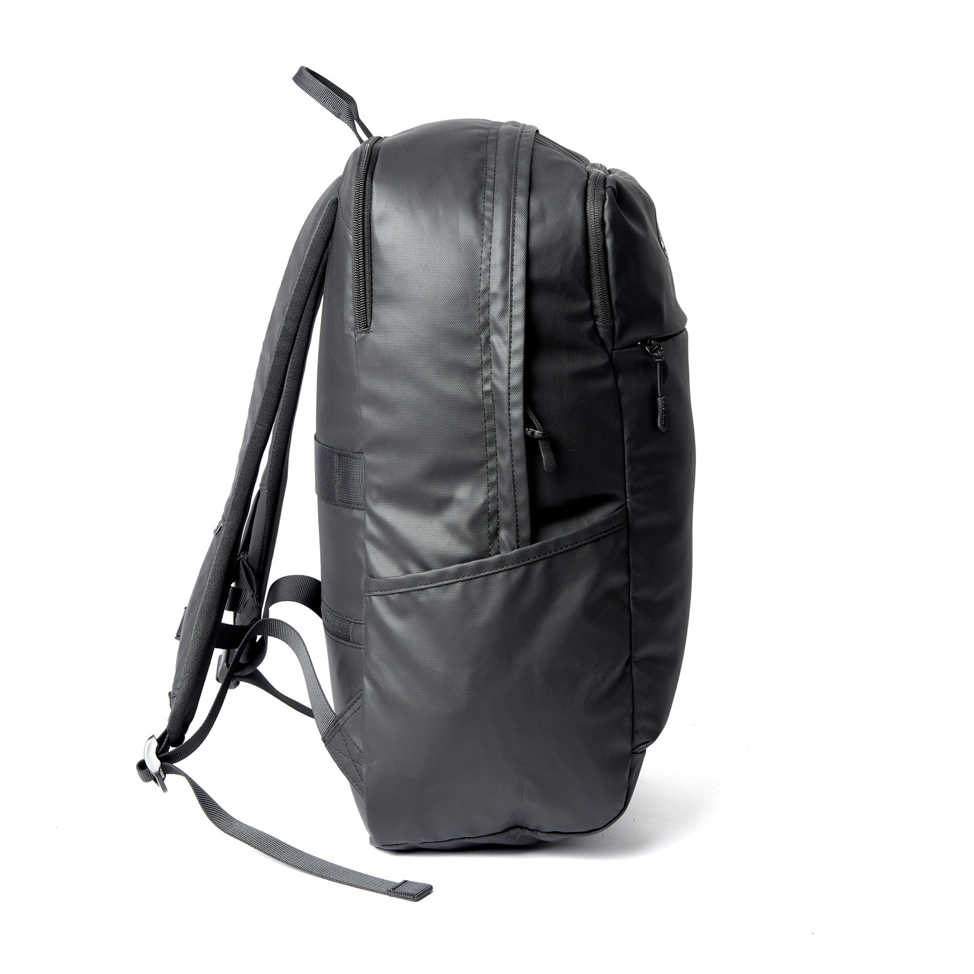 Moral NOVA STRAYA 通勤筆電後背包 Stealth Bomber Edition 展示側邊口袋細節。設有拉鍊設計,方便收納水壺或隨身小物。