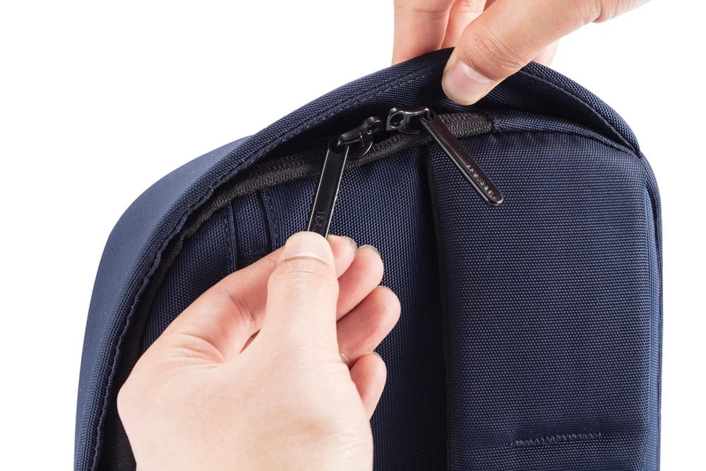 【Xddesign】Bobby Sling 防盜單肩包|三點式防搶背帶・10吋平板收納